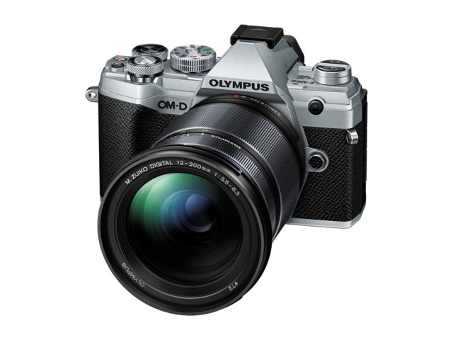 Olympus OM-D E-M5 Mark III silver + M.Zuiko ED 12-200mm f/3,5-6,3 svart